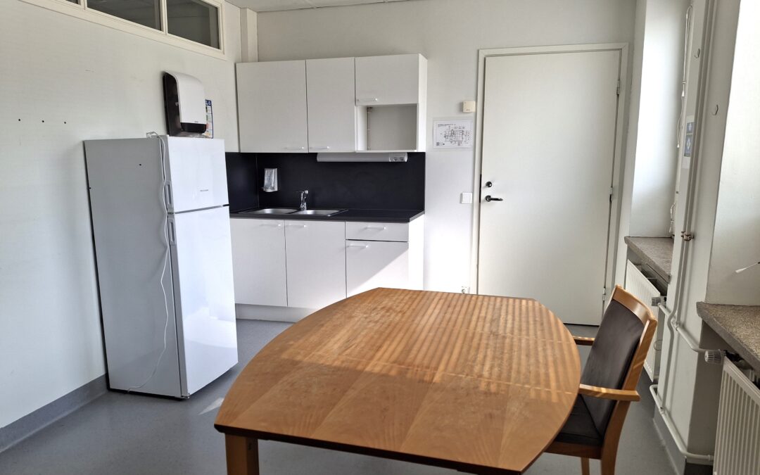 Toimisto- / taukotila sis. minikeittiö, 17 m2
